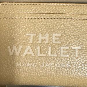 Marc Jacobs THE WALLET Tan Leather Wallet 100% Authentic 9cc with zipper, NWT